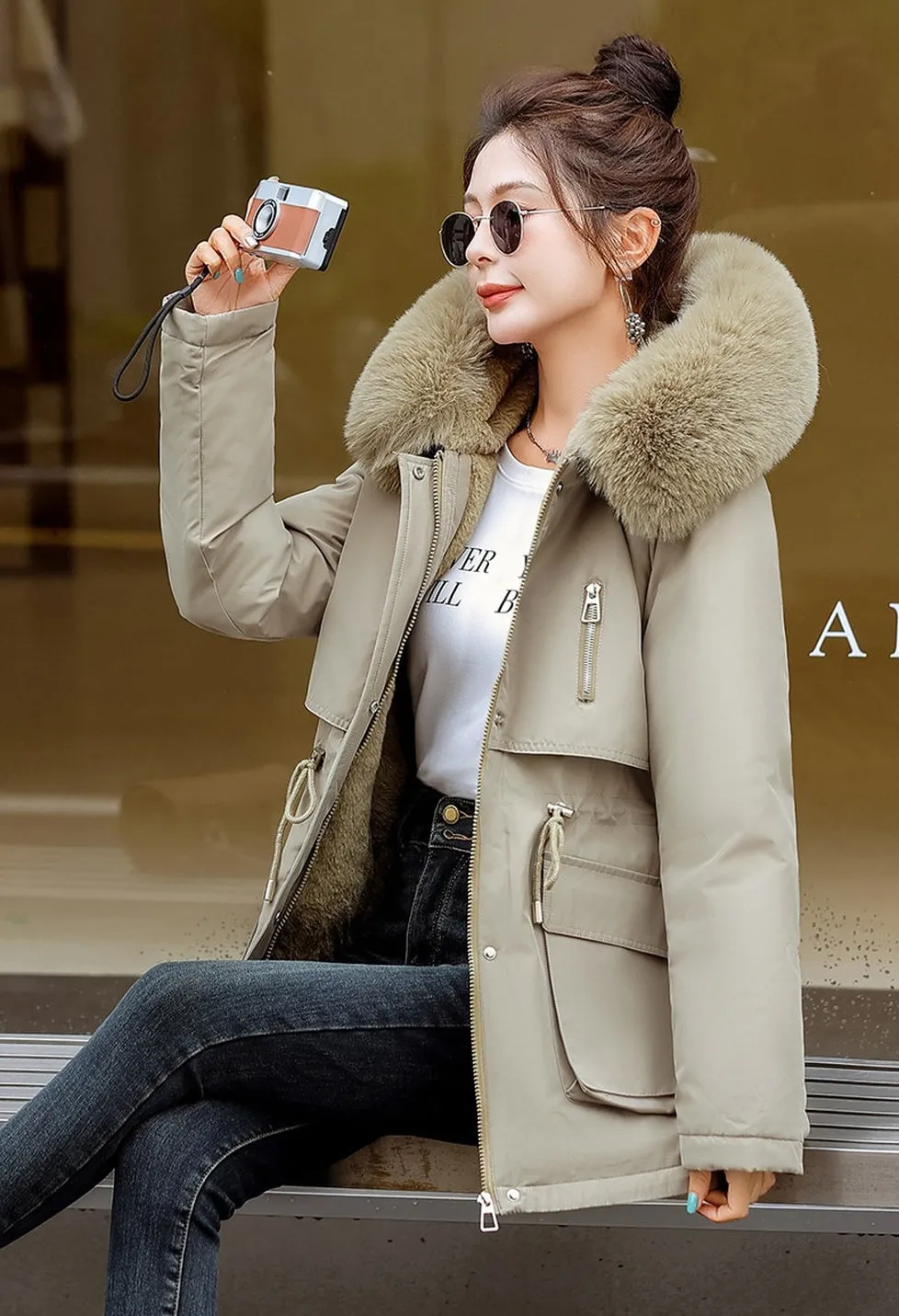 Stylish Water-resistant Parka with Zip-up Design and Fleece-lining